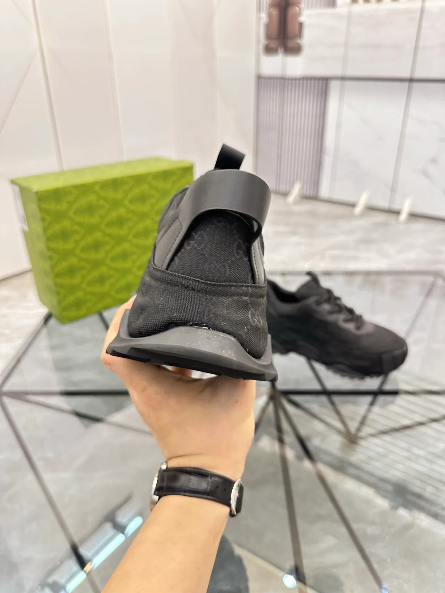Men's shoes for sale 💰: 💰P580¥ Product trademark: Gucci* "Gucci*" low-top casual shoes Regular size: 38-45 (can be customized to 46) Large size Product materials: Upper imported cowhide stitching original material, breathable lining, original outsole. No.: 0008